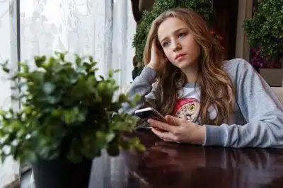 Девушка со смартфоном фото